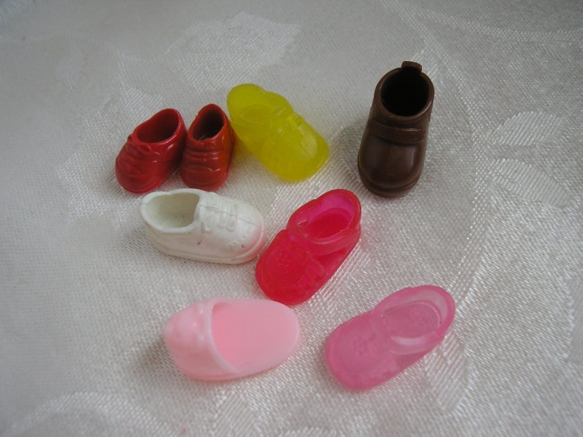 "8 individual Kelly and Tommy size doll shoes"...I don't know who Kelly and Tommy are, but presume they are one legged dolls...
