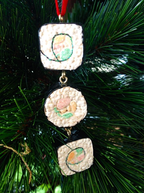 This pic doesn't adequately capture the true sparkle of the sushi ingredients, but you get the idea. LOLEY.