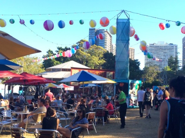 Chillaxing with the early crowd (around 6pm).